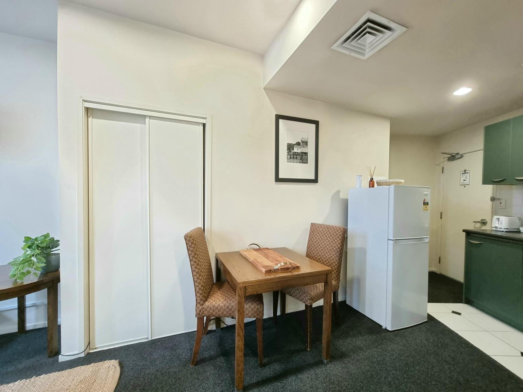 Urban Deco Apartment On Queen Street أوكلاند الغرفة الصورة