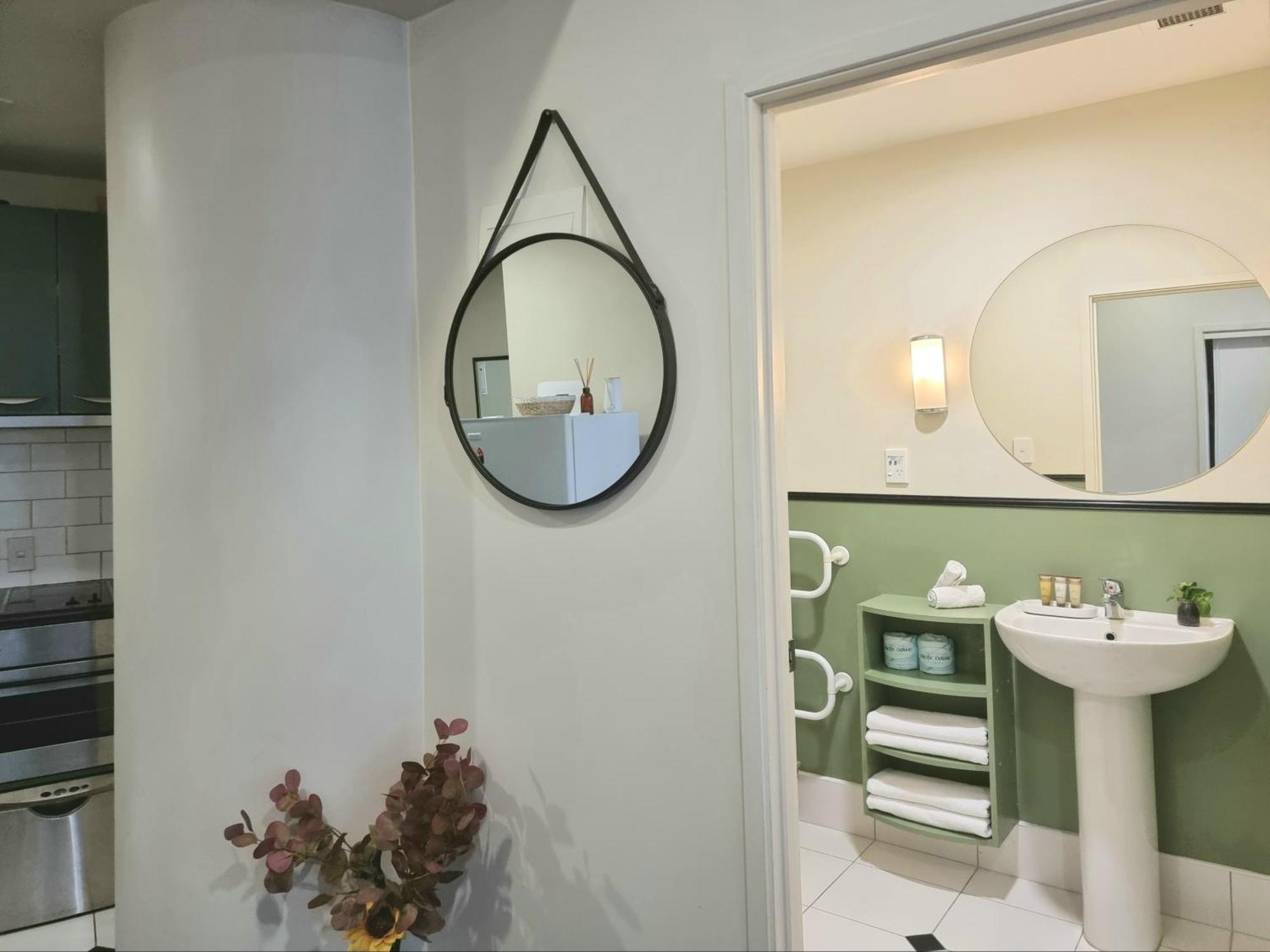 Urban Deco Apartment On Queen Street أوكلاند الغرفة الصورة