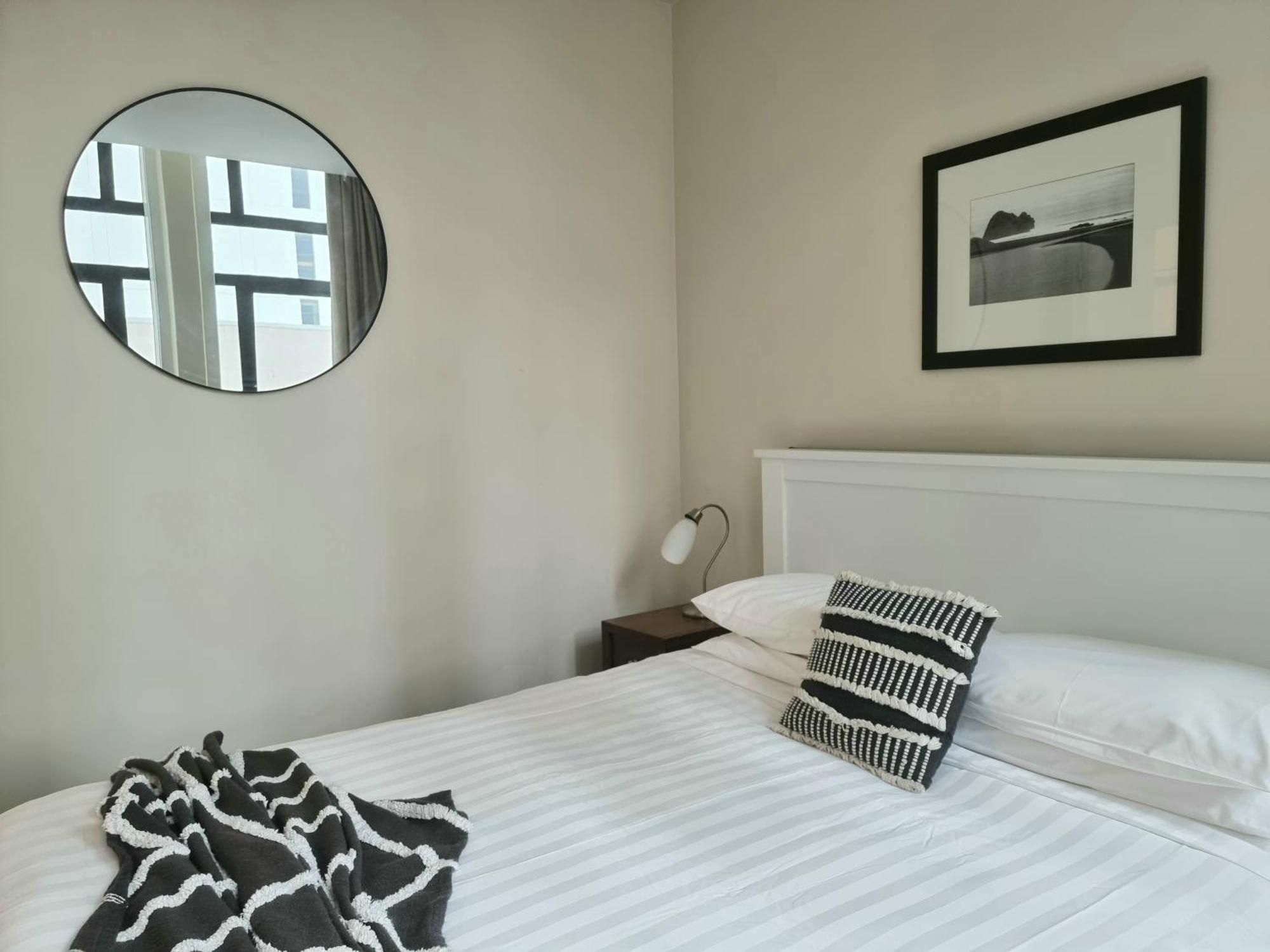 Urban Deco Apartment On Queen Street أوكلاند الغرفة الصورة