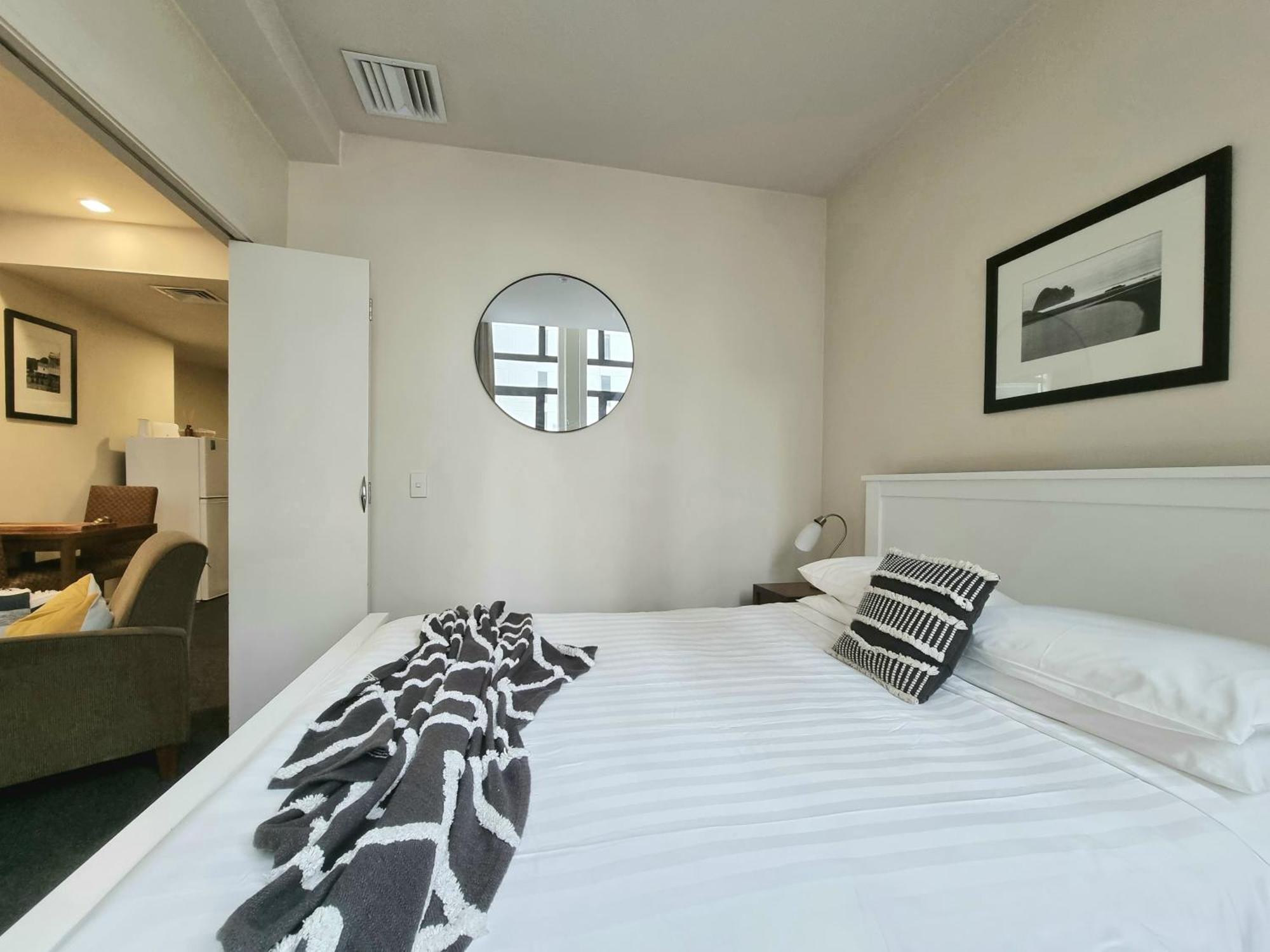 Urban Deco Apartment On Queen Street أوكلاند الغرفة الصورة