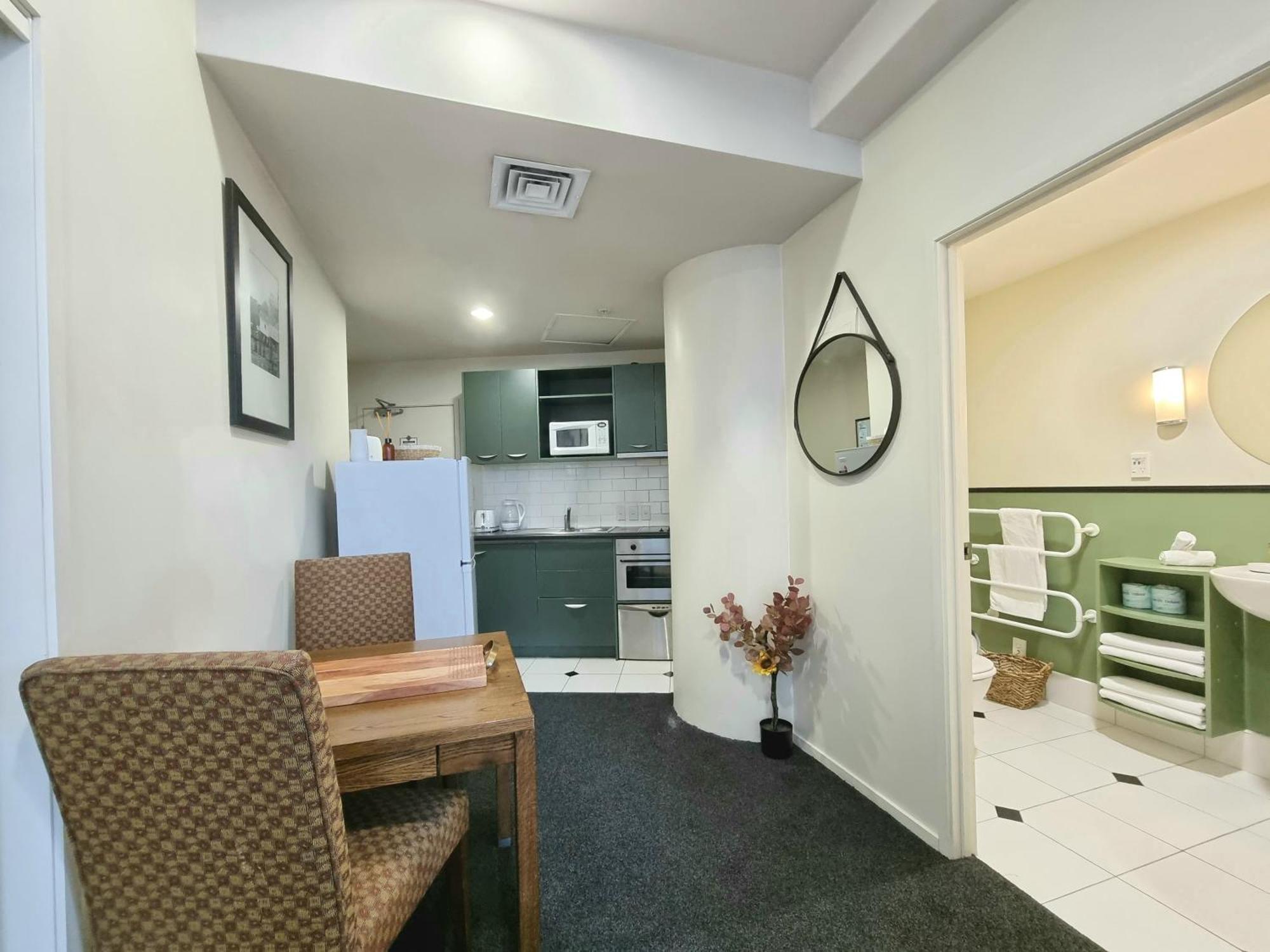 Urban Deco Apartment On Queen Street أوكلاند الغرفة الصورة