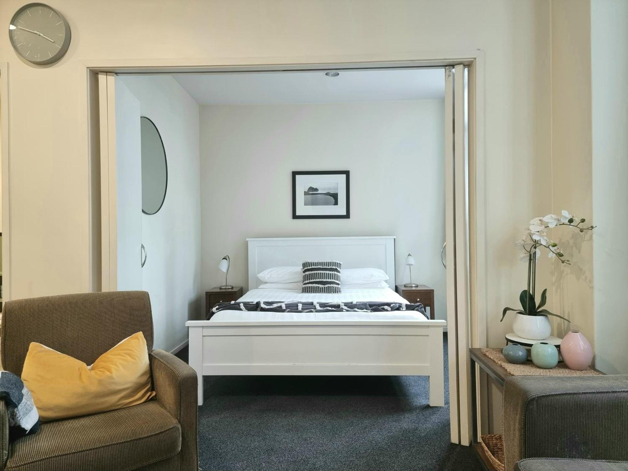 Urban Deco Apartment On Queen Street أوكلاند الغرفة الصورة