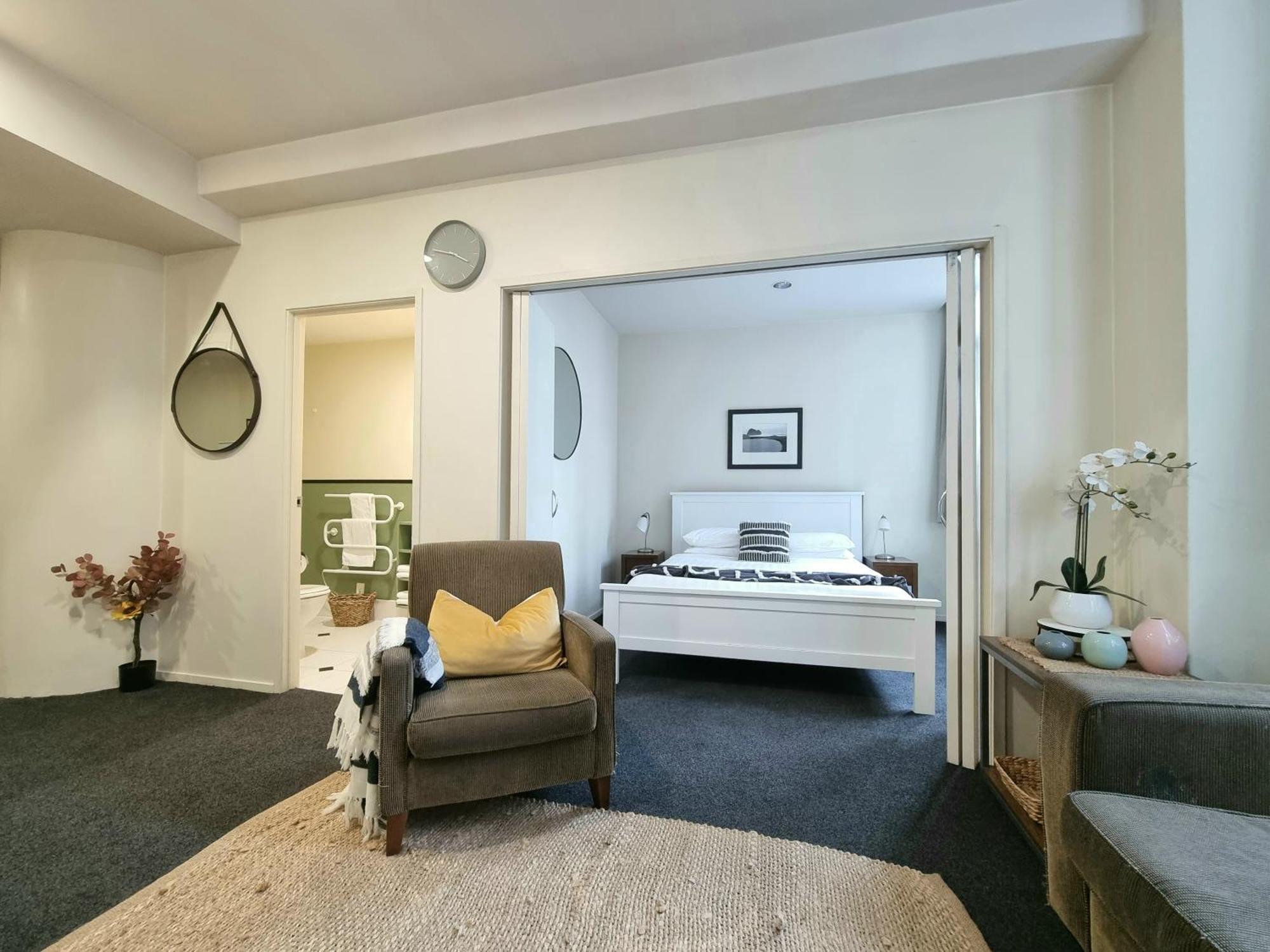 Urban Deco Apartment On Queen Street أوكلاند الغرفة الصورة