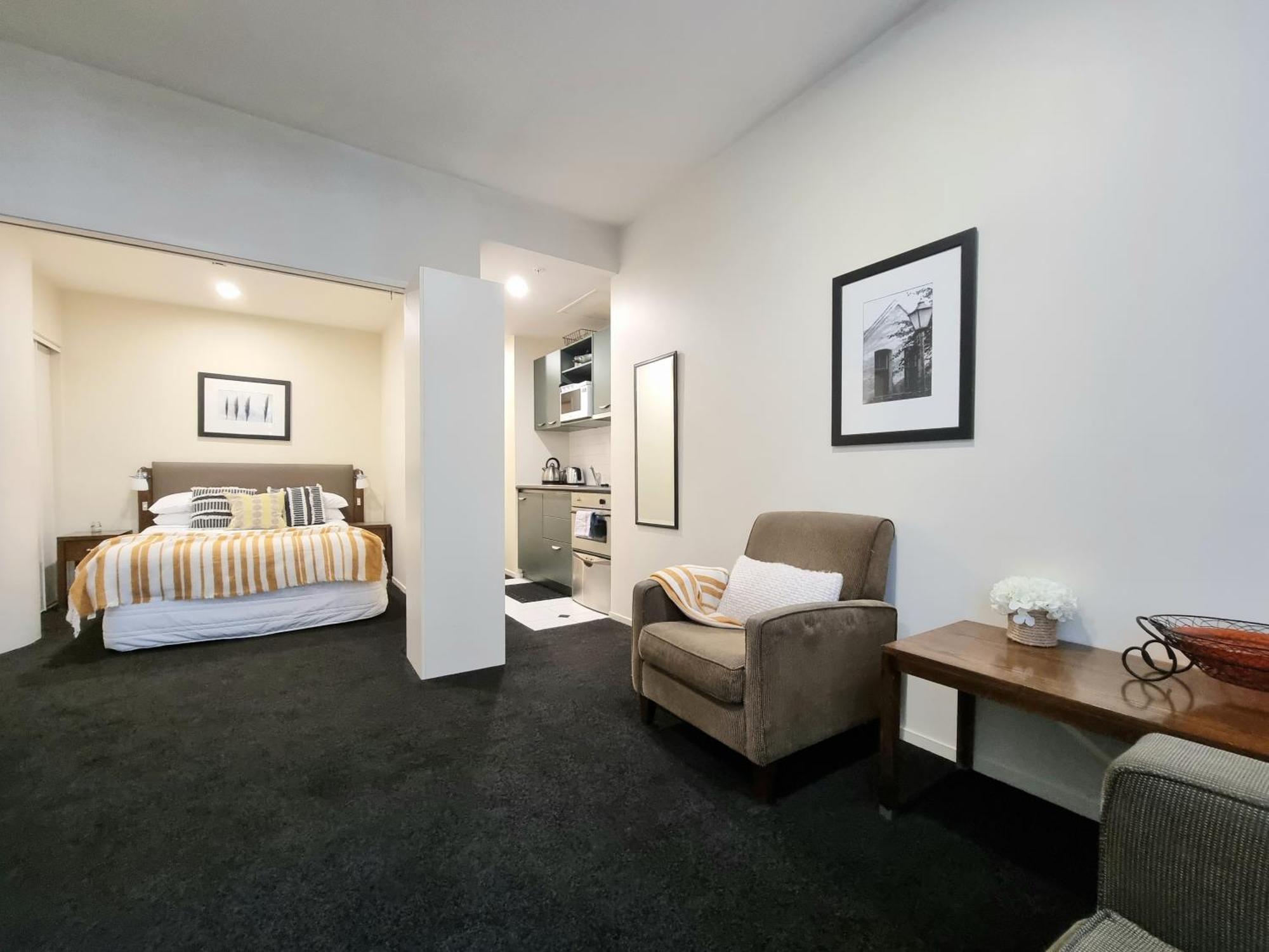 Urban Deco Apartment On Queen Street أوكلاند الغرفة الصورة